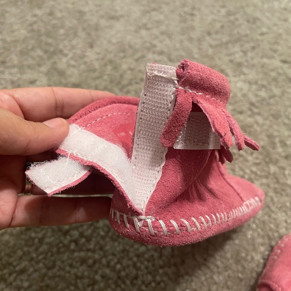 Toddle Girl’s Minnetonka Fringe Pink Leather Bootie Moccasins Size 6 - Picture 7 of 9